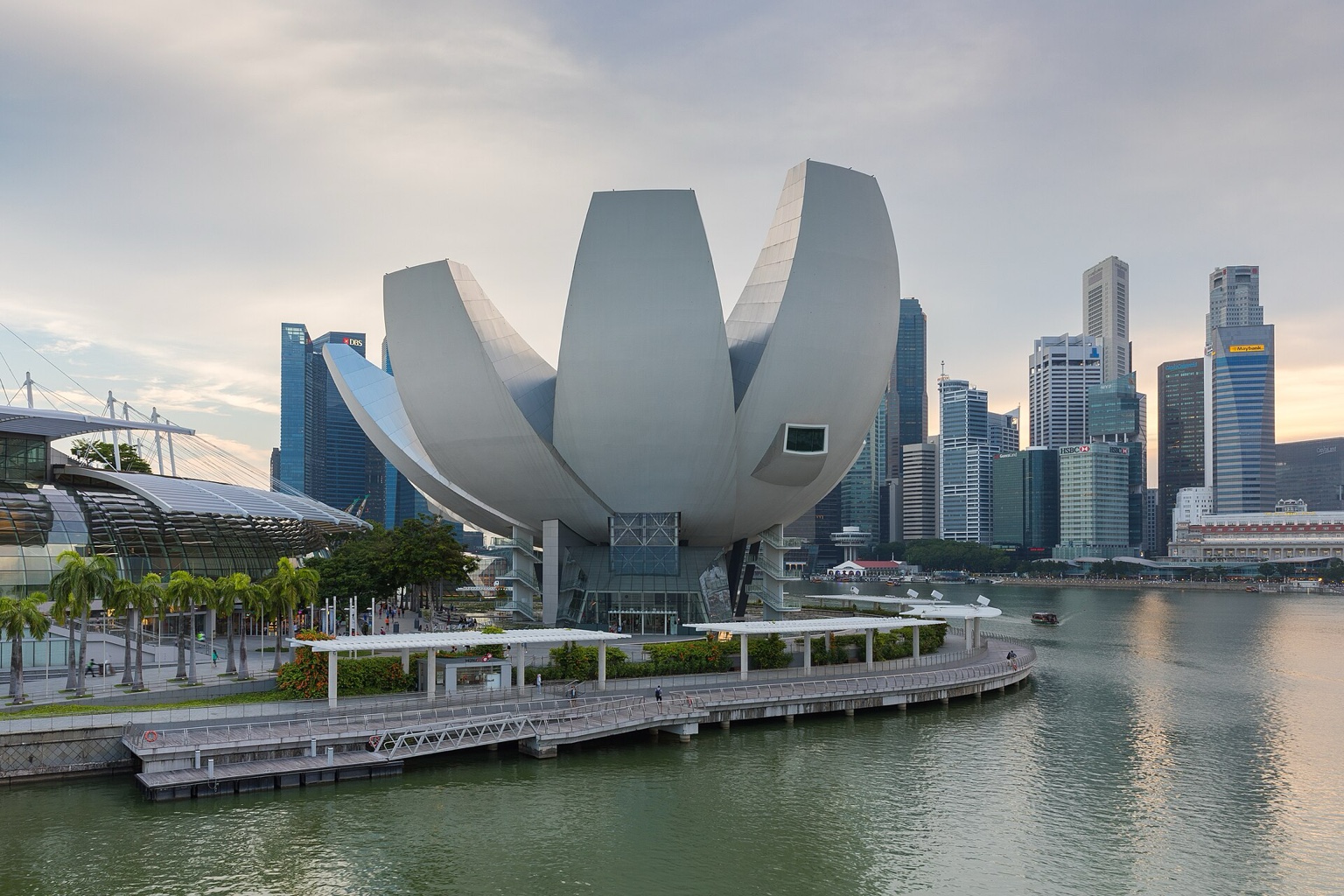新加坡滨海湾的艺术科学博物馆，远处是市中心建筑与傍晚的水面。