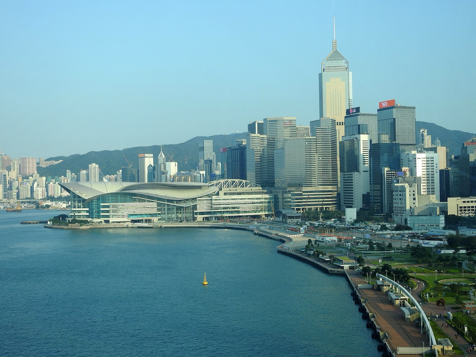 从海面上方望向香港会议展览中心、湾仔海滨与办公楼群。