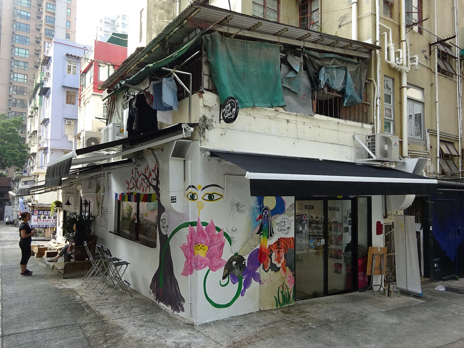 香港上环太平山街一侧的旧楼、后巷店铺与街头座椅。
