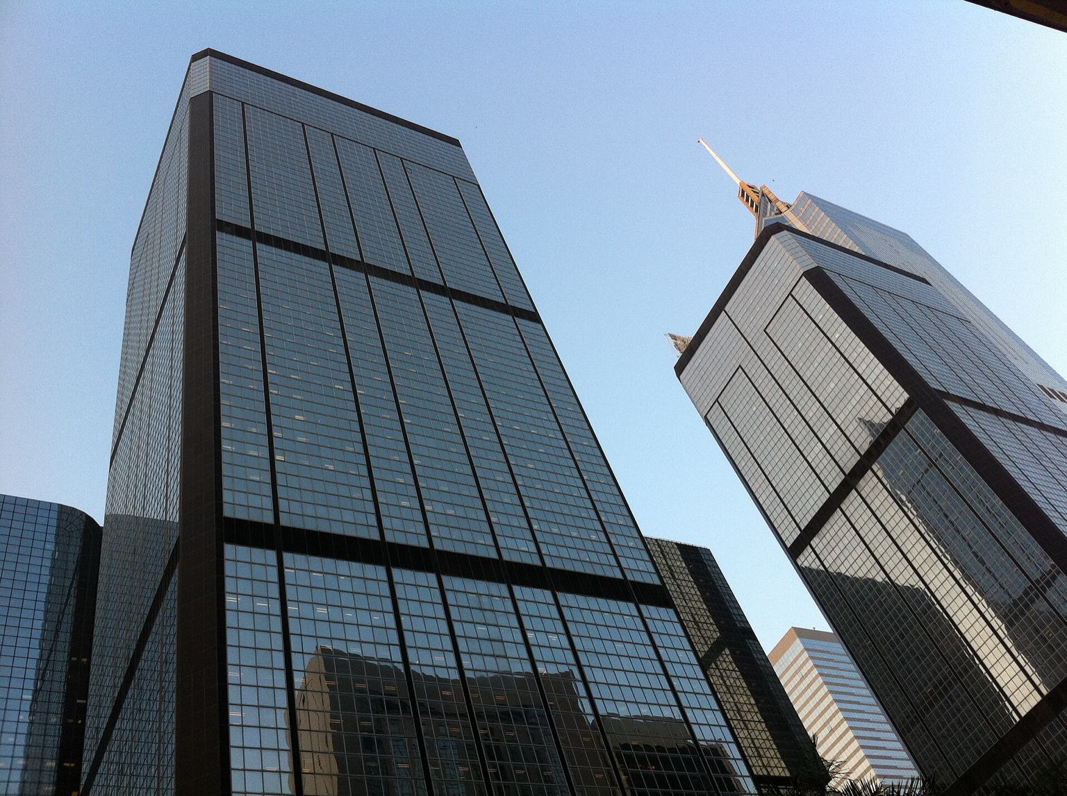 香港灣仔告士打道旁的稅務大樓與入境事務大樓外觀，呈現香港稅收居民證明所處的公共服務環境。