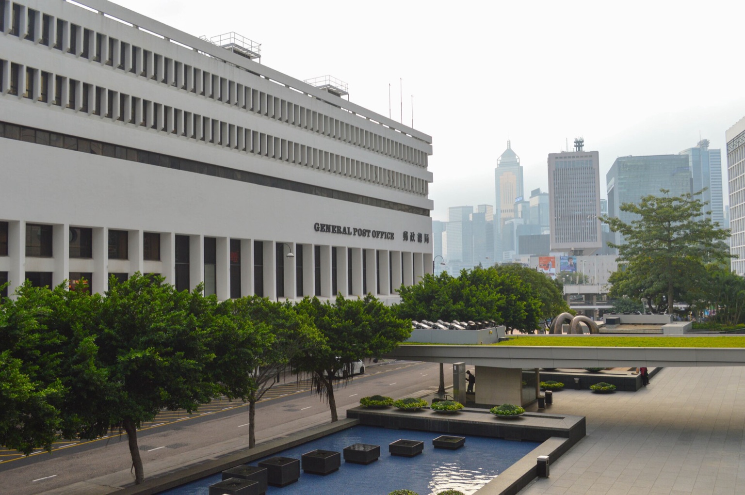 香港中環郵政總局與周邊城市綠地的白天實景，呈現單一家族辦公室稅務寬減所處的城市商業環境。