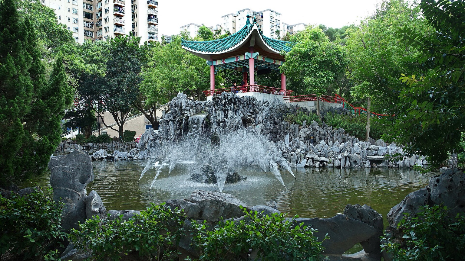 香港荔枝角公園的中式亭台、山石水池與綠樹實景，呈現保費融資安排中需要保持現金流餘裕的安靜生活背景。