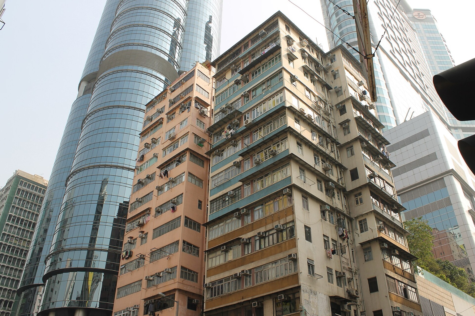 香港新舊住宅樓宇並置的城市街景，呈現個人與公司持有香港物業時面對的不同空間與生活環境。