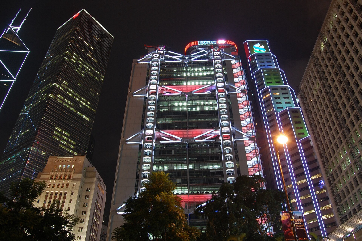 香港中環匯豐總行大廈的歷史銀行建築實景，對應香港帳戶持有人去世後的銀行與投資資產處理主題。