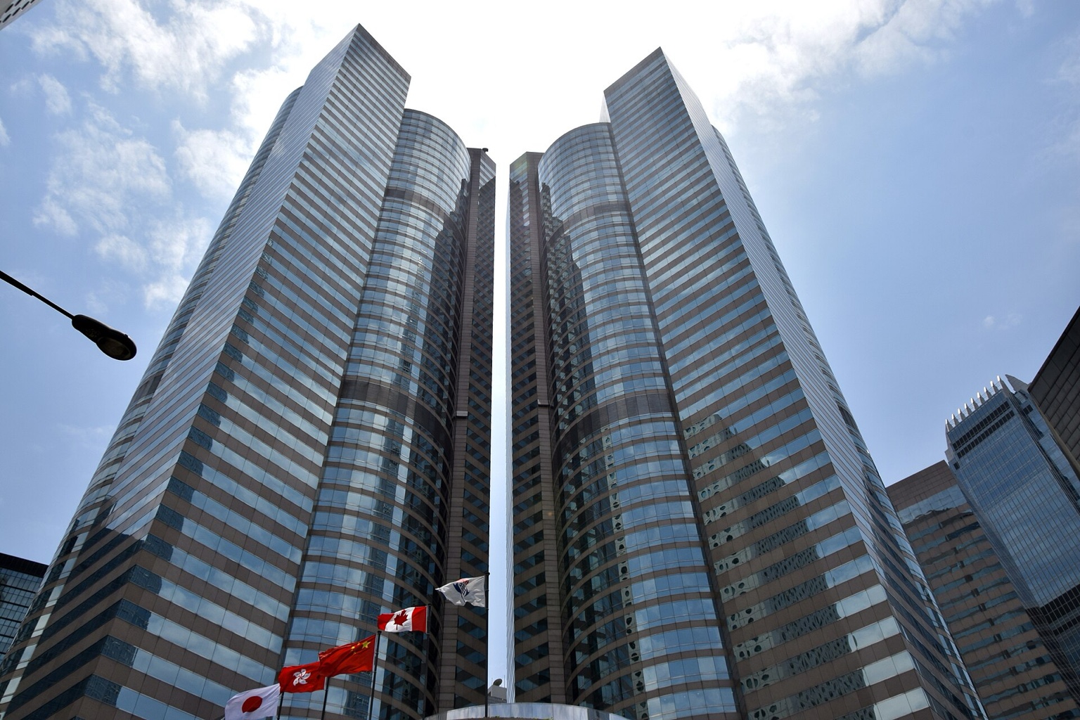 香港交易廣場與香港交易所所在建築群的白天實景，呈現專業投資者在金融市場中面對的投資者保障與服務安排。