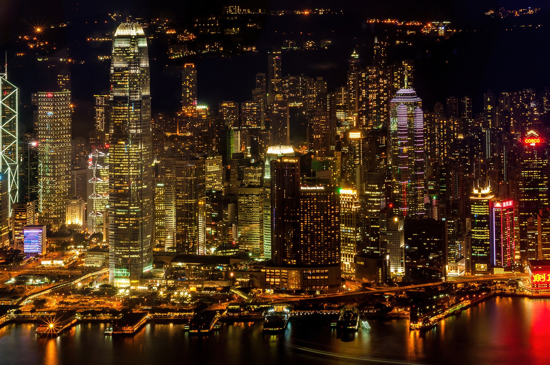 香港维多利亚港沿岸的高层建筑